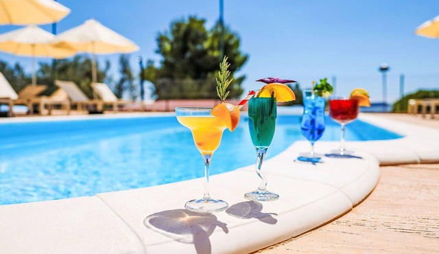Nice apartment for 5 people with A/C, pool, WIFI, TV, terrace and pets allowed