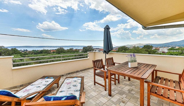 Nice apartment in Kastel Luksic with WiFi