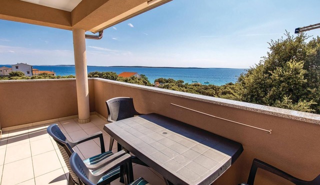 Nice apartment in Mandre with house sea view