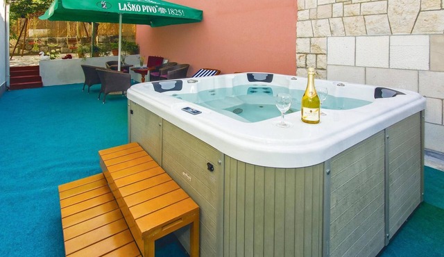 Nice apartment in Ostrvica with WiFi