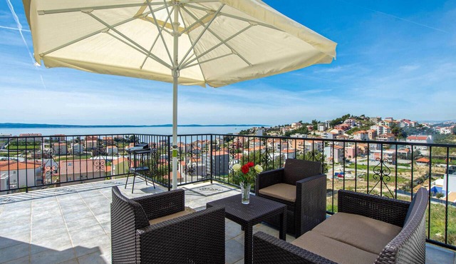 Nice apartment in Podstrana with WiFi