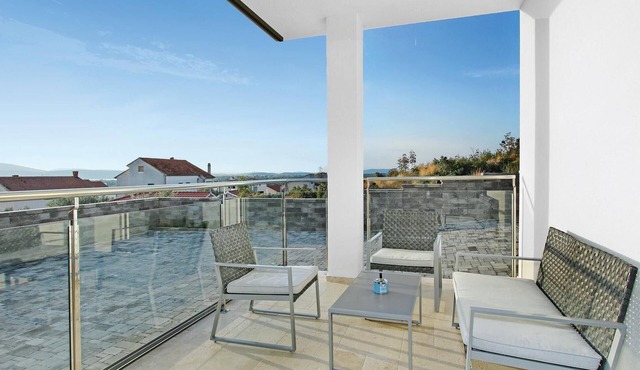 Nice apartment in Sibenik with house sea view