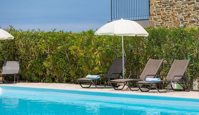 Nice apartment in villa for 6 guests with A/C, WIFI, pool, TV, terrace and panoramic view