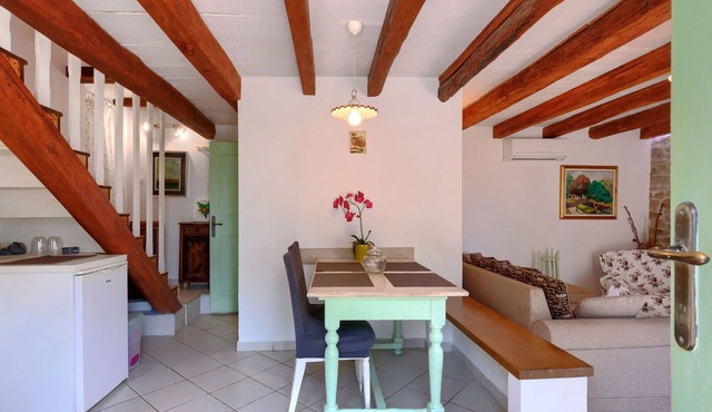 Nice apartment in villa for 6 guests with A/C, WIFI, pool, TV, patio and pets allowed