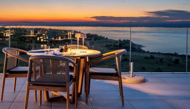 Nice apartment in villa for 8 people with WIFI, hot tub, pool, A/C, TV and terrace