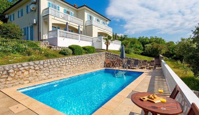 Nice apartment in villa for 6 people with pool, A/C, WIFI, TV, terrace and pets allowed