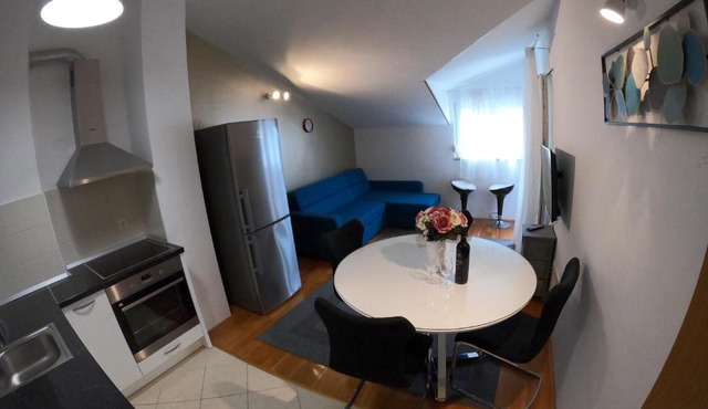 Nice apartment with free parking place for 1 car in Makarska