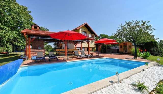Nice home in Vinogradi Ludbreski with sauna