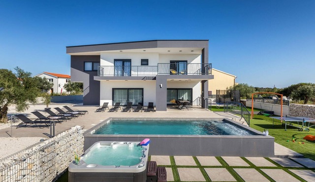 Nice home in Galizana in Galizana