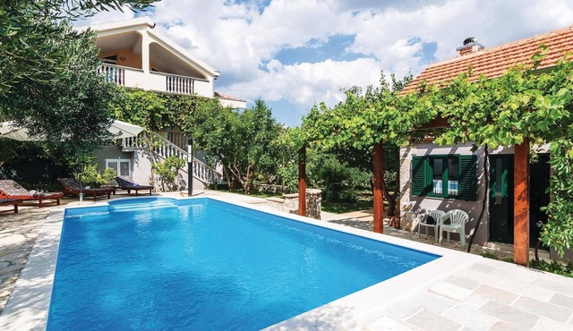 Nice home in Lisane Ostrovicke