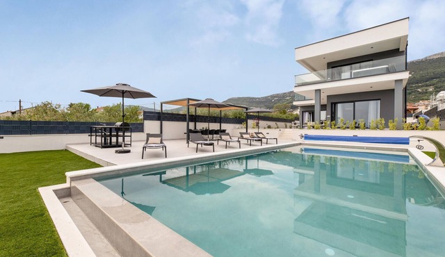Nice home in Kastel Stari with sauna
