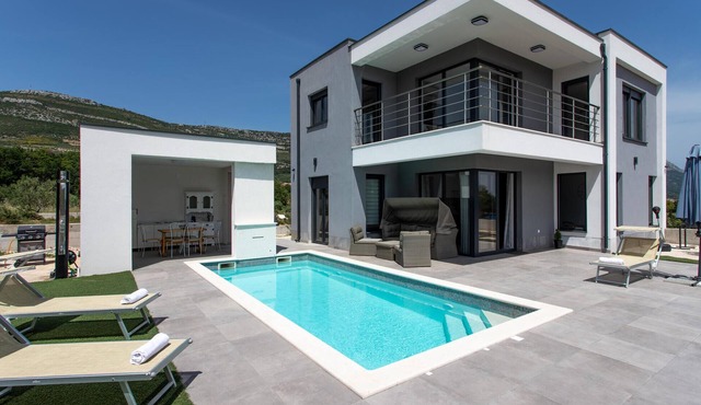 Nice home in Kastel Novi