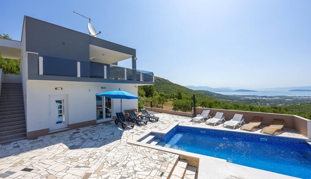 Nice home in Prgomet with indoor swimming pool