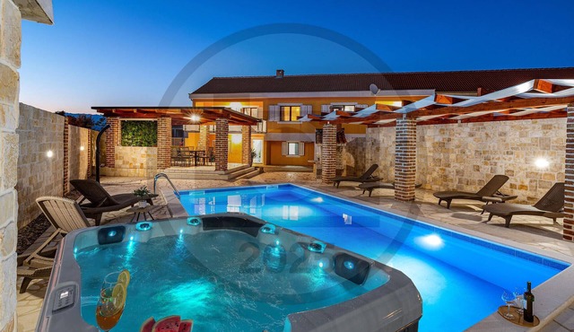 Nice home in Pridraga