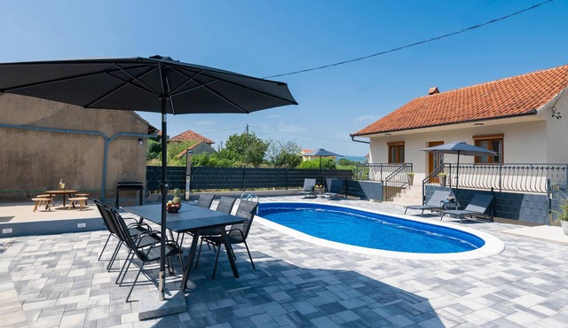 Nice home in Runovici in Runovici