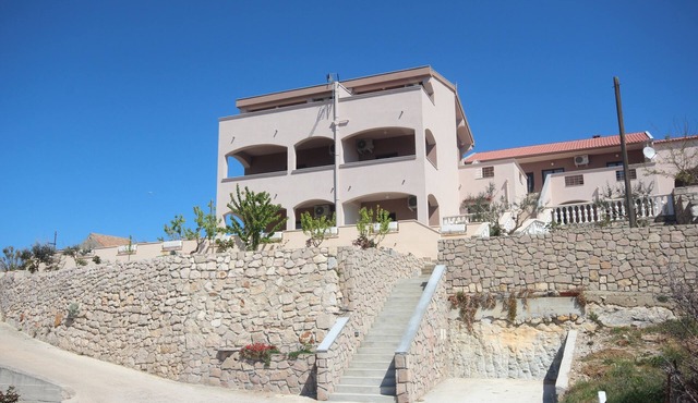 Njaco - Three Bedroom Apartment with Sea View