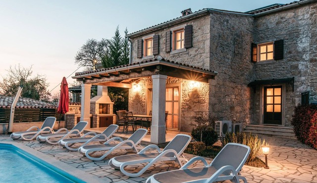 Not far from the picturesque town of Motovun, on the surrounding hills, is this stone vacation home.