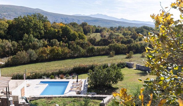 Old Oak Villa-house with Private Heated Pool, Authentic Tavern & BBQ