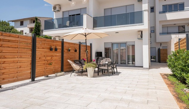 On the first floor of a residential building with elevator is this well-equipped apartment.