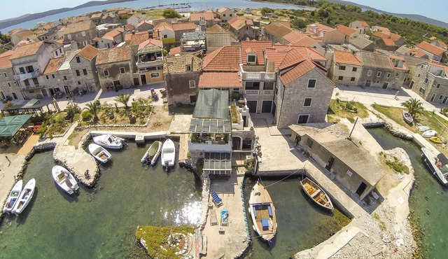 On the island of Krapanj, this authentic and cozy vacation apartment welcomes you right on the water