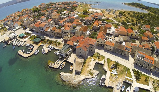 On the island of Krapanj, this authentic and cozy vacation apartment welcomes you right on the water