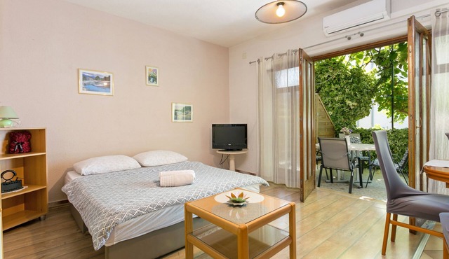 One bedroom apartment with terrace Kaštel Štafilić, Kaštela (A-20802-a)