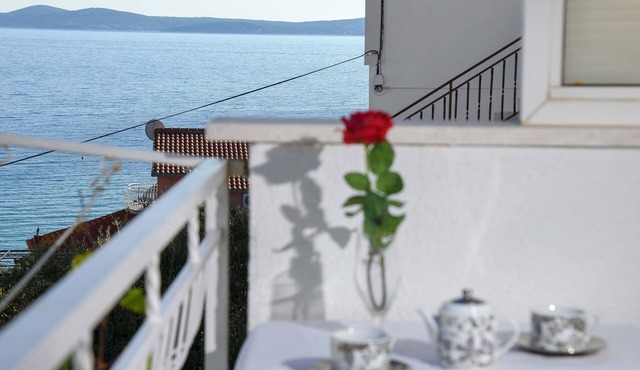 One bedroom apartment with balcony and sea view Mavarštica, Čiovo (A-25405-a)