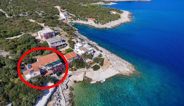 One bedroom apartment near beach Cove Pokrivenik, Hvar (A-10419-b)