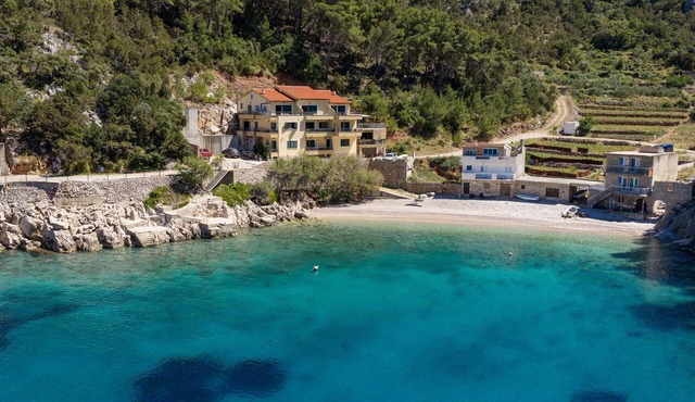 One bedroom apartment near beach Cove Mala Pogorila, Hvar (A-27650-b)