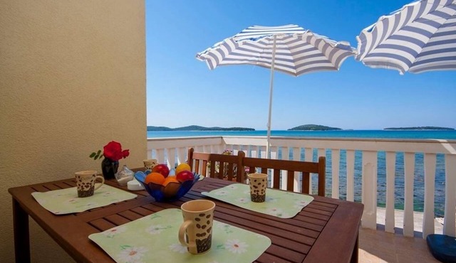 One bedroom apartment near beach Krapanj (Šibenik) (A-18004-a)