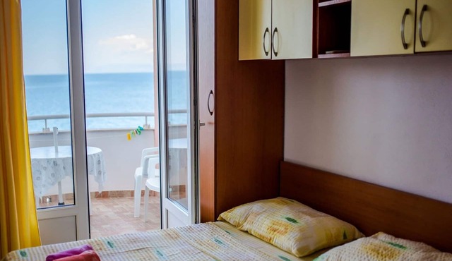 One bedroom apartment near beach Drašnice, Makarska (A-20243-b)