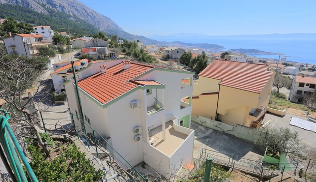 One bedroom apartment with balcony and sea view Makarska (A-18213-a)