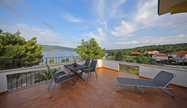 One bedroom apartment with terrace and sea view Pridraga - Cuskijaš, Novigrad (A-6306-a)