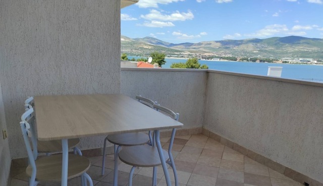 One bedroom apartment with terrace and sea view Arbanija, Čiovo (A-16478-b)