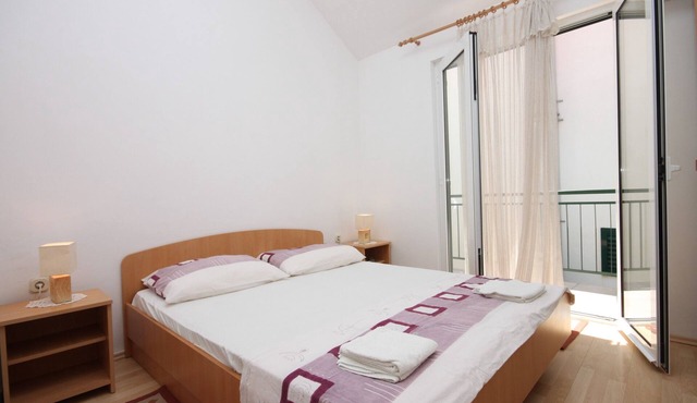 One bedroom apartment near beach Zaostrog, Makarska (A-6659-b)