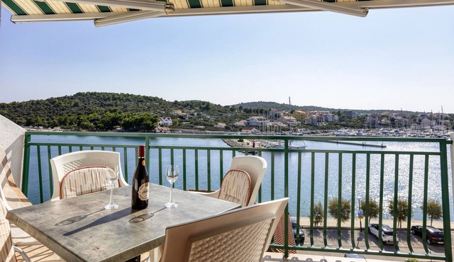 One bedroom apartment near beach Jezera, Murter (A-796-e)