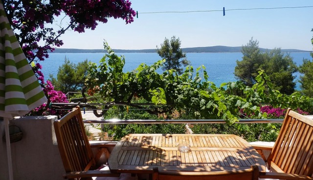 One bedroom apartment near beach Zavala, Hvar (A-2061-a)