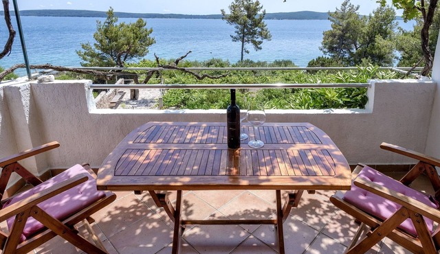 One bedroom apartment near beach Zavala, Hvar (A-2061-b)