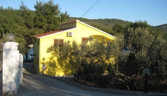 One bedroom apartment near beach Cove Mala Lamjana, Ugljan (A-16481-a)