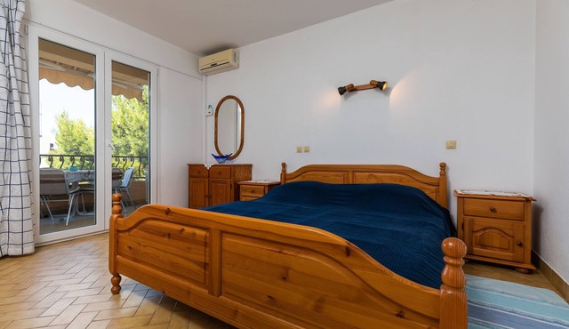 One bedroom apartment near beach Nemira, Omiš (A-2782-f)