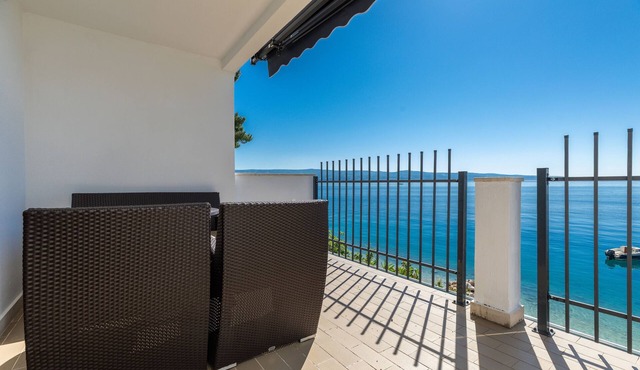 One bedroom apartment near beach Nemira, Omiš (A-4277-a)