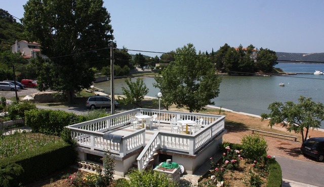 One bedroom apartment near beach Supetarska Draga - Donja, Rab (A-2001-c)