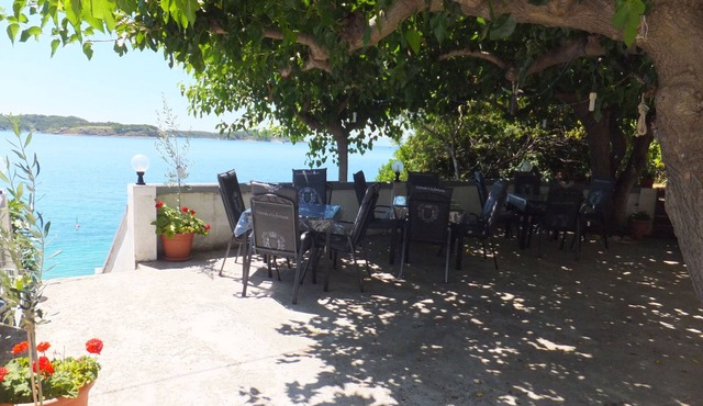 One bedroom apartment near beach Supetarska Draga - Gornja, Rab (A-5054-f)