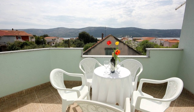 One bedroom apartment with terrace and sea view Poljica, Trogir (A-10010-a)
