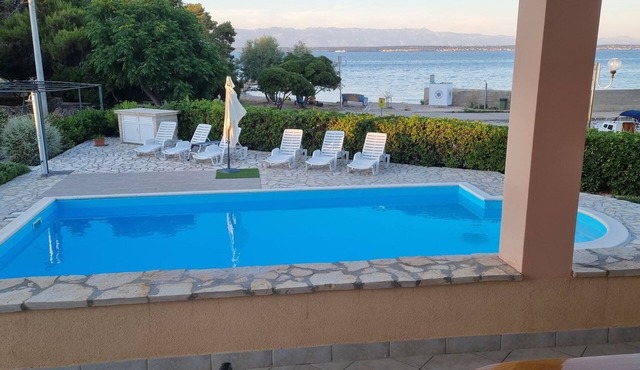 One bedroom apartment with a swimming pool by the beach Ugljan (A-829-a)