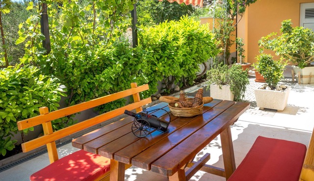 One bedroom apartment with terrace Brela, Makarska (A-13118-a)