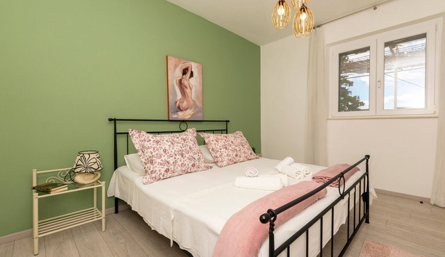 One bedroom apartment with terrace and sea view Omiš (A-20787-a)