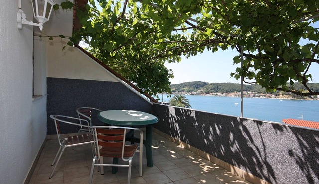 One bedroom apartment with terrace and sea view Supetarska Draga - Gornja, Rab (A-5053-a)