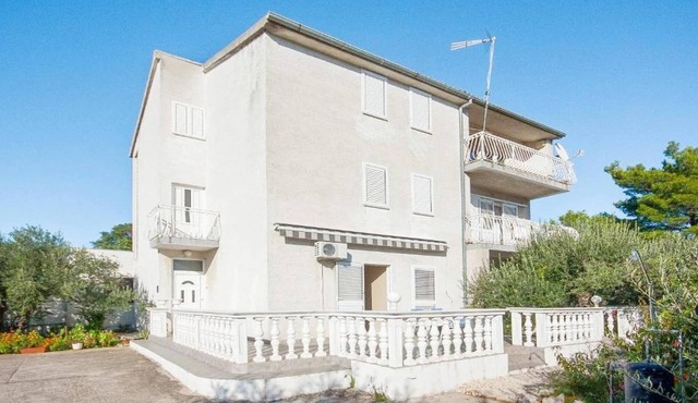 One-bedroom apartment near beach