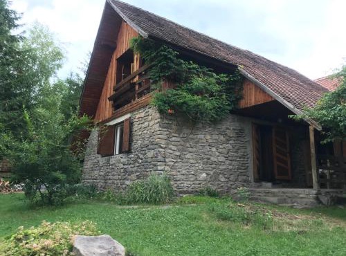 Pace in Kuvaszó-Casă la cheie in Bradut